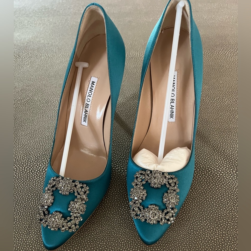 Brand New Satin Manolo Blahnik Hangisi 105 - They are stunning! In a box.